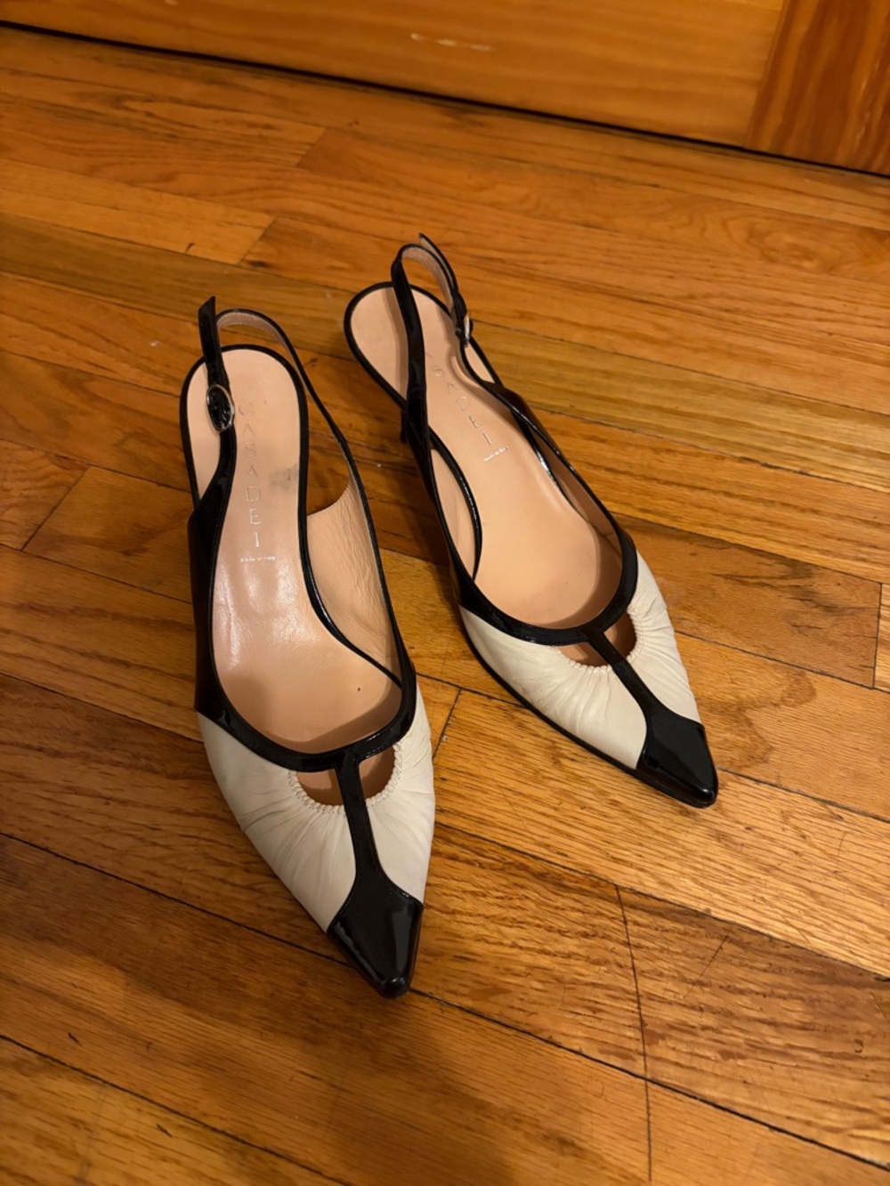 Vintage Casadei patent leather cream and black slingbacks kitten heels 7